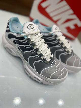 Nike branco Cinzas