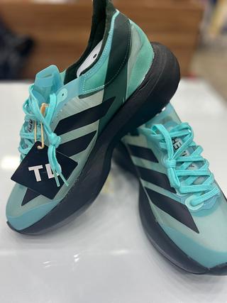 adizero verde preto。