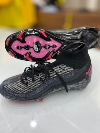 Chuteira Nike preta/rosa
