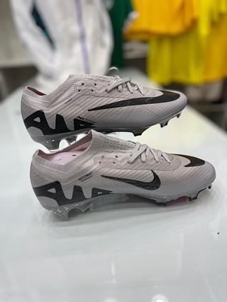Chuteira Nike cinza